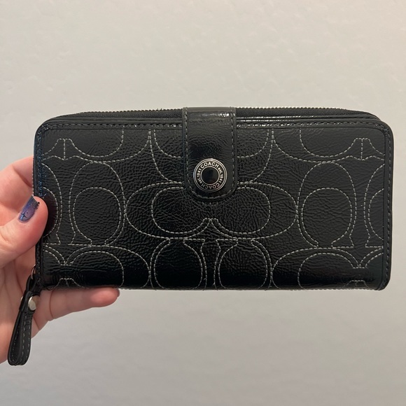 Black patent leather Coach signature shoulder duffle WITH matching wallet - Picture 5 of 7